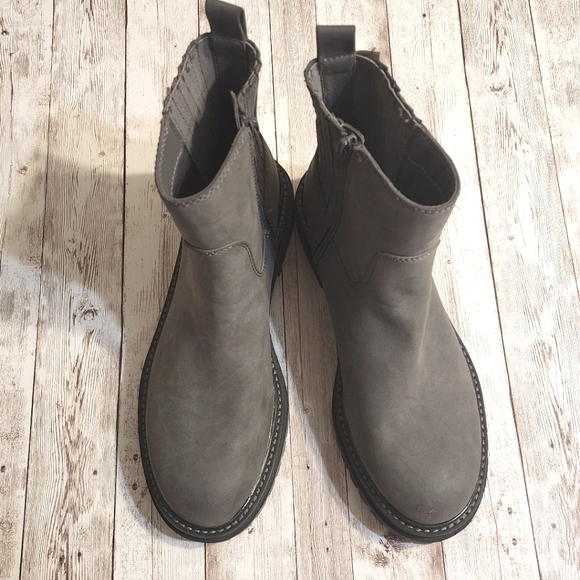 Time and Tru Gray Chelsea Boots - Picture 5 of 7